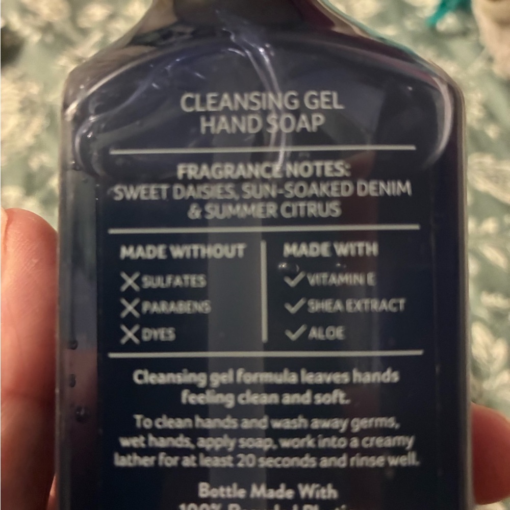NWT Bath & Body Works Denim & Daisies Cleansing Gel Hand Soap (4) - Picture 2 of 4
